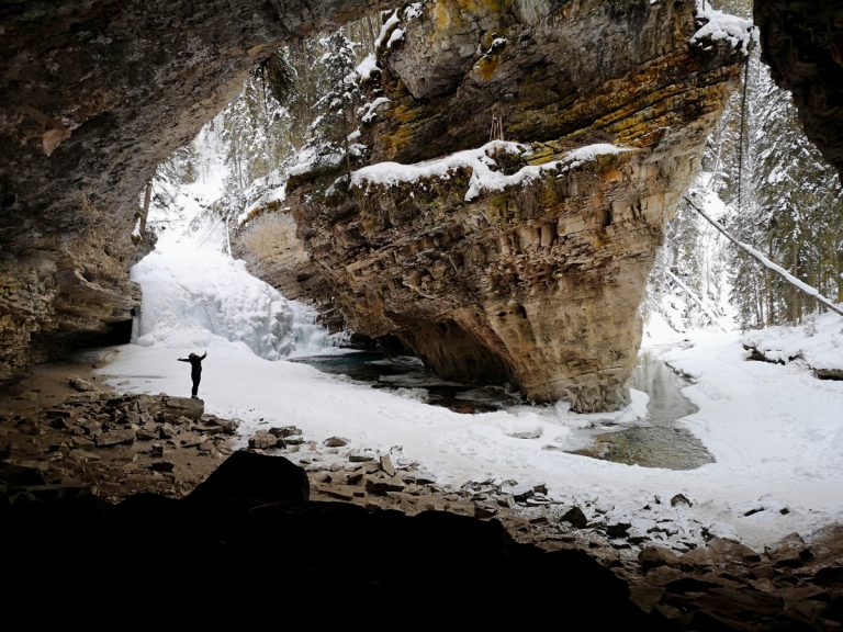 Read more about the article A Johnston Canyon hike – we found the secret cave!